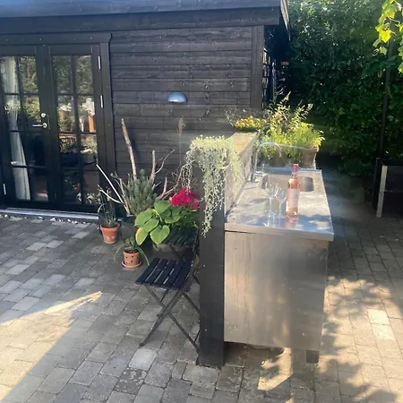 别墅 Charming Villa, Stylish Decor With Jacuzzi Præstø