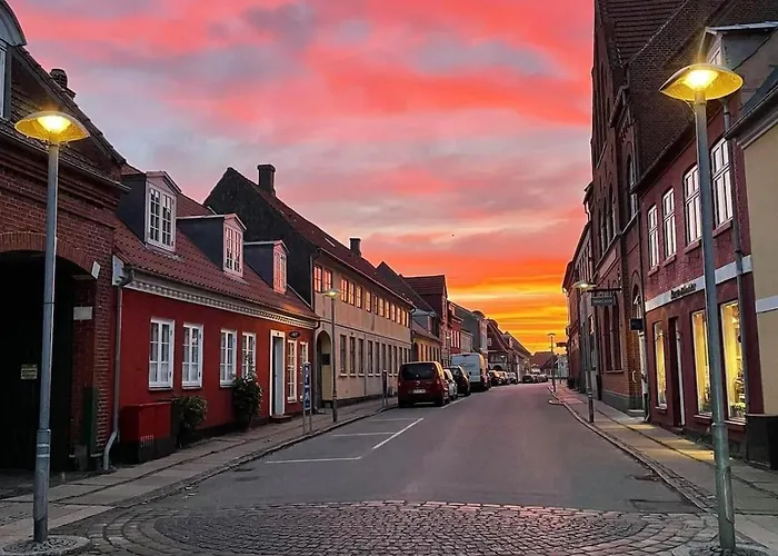 Villa Charming Villa, Stylish Decor With Jacuzzi